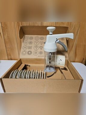 The Pampered Chef 1525 Cookie Press with 16 Discs - White